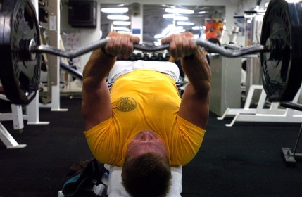 Hypertrophietraining: Foto von einem Mann beim Hanteltraining