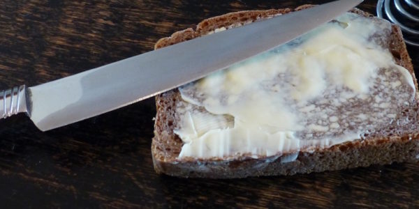 Frühstück ohne Kohlenhydrate: Foto von einem Butterbrot und Messer.