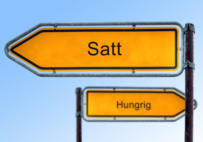 Lebensmittel ohne Kohlenhydrate: Foto von zwei Strassenschildern mit dem Wort Satt und dem Wort Hungrig.