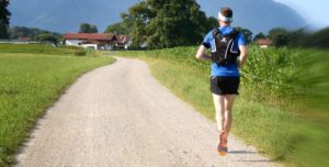 Dukan-Diät: Foto von einem Jogger beim Training auf einem Feldweg