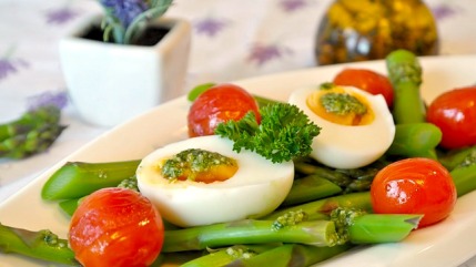 Eierdiät: Foto von gekochten Eiern mit grünem Spargel und Tomaten