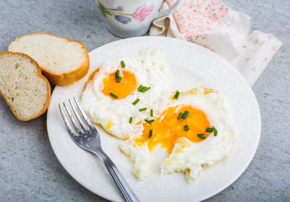 Frühstück ohne Kohlenhydrate: Foto von 2 Eiern zum Frühstück.