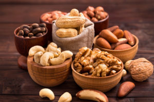 proteinhaltige Lebensmittel: Foto von Schalen mit Nüssen wie Walnuß, Mandeln, Cashew