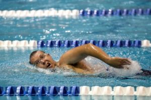 Adipositas permagna: Foto von einem Mann beim Schwimmen