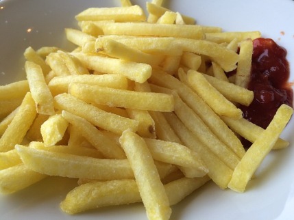 Bauchspeck loswerden: Foto von einer Portion Pommes mit Ketchup