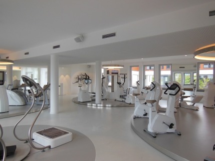 Ganzkörpertrainingsplan: Foto von einer Cardio Trainingsfläche im Fitnessstudio