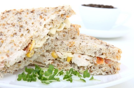 glykämischer Index Tabelle: Foto von einem Sandwich aus Toastbrot mit Belag