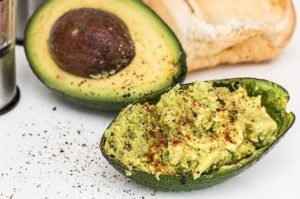 ketogene Diät Ernährungsplan: Foto von einer frischen Avocado die zu Guacamole verarbeitet wird