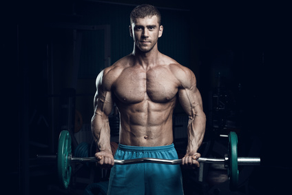 Latissimustraining: Foto von einem Mann beim Rudern mit Langhantel
