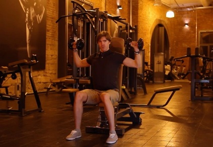 Schultermuskeltraining: Foto von einem Mann beim Schulterdrücken