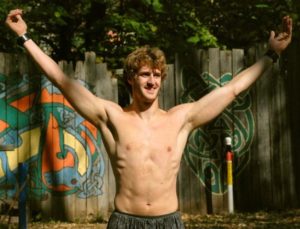 Schultermuskeltraining: Foto von einem Mann der die Arme hochhebt in Siegerpose