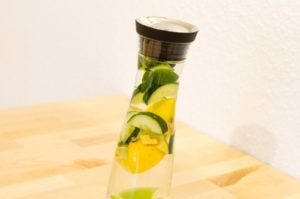 Wasserdiät: Foto von einer Flasche Wasser mit Gurke und Zitrone