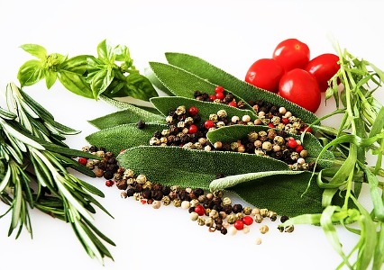 weissWeißkohlsuppe: Foto von frischen Kräutern