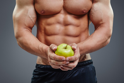 Ektomorph: Foto von einem Mann mit Sixpack und Apfel in der Hand