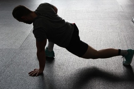 Muskelaufbau Tipps: Foto von einem Mann beim Training auf dem Boden