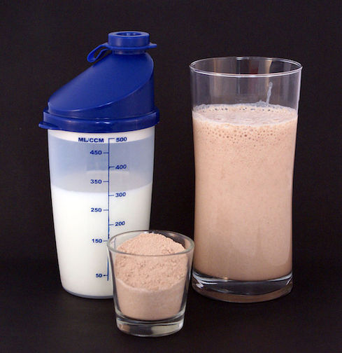 Fettabbau Ernährungsplan: Foto von zwei Gläsern mit Eiweißpulver und einem Eiweiß-Shake.