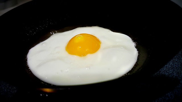 Kohlenhydratfreie Lebensmittel: Foto von einem Ei in Form eines Spiegeleis.