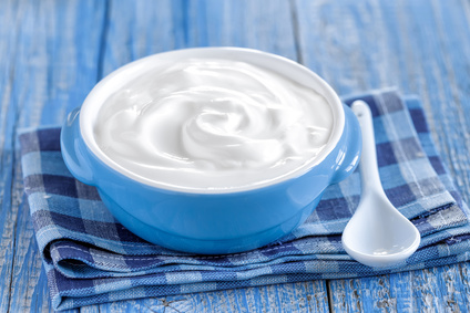 Magerquark Nährwerte: Foto von einer Schüssel mit Magerquark und einem Löffel nebendran.
