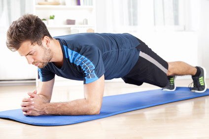 Ganzkörpertraining Übungen: Foto von einem Mann bei der Ganzkörper-Übung Unterarmstützen.