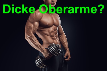 Wie dicke Oberarme bekommen? Foto von einem muskulösen Mann mit einer schweren Kurzhantel.