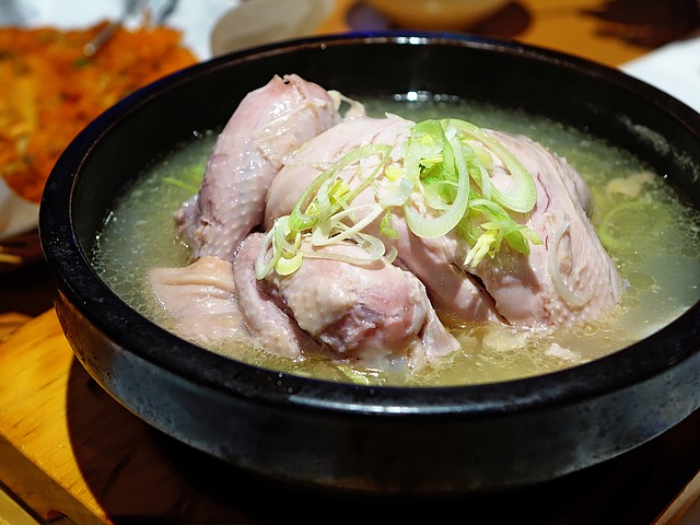 Ernährung umstellen Rezepte: Foto von einer Gemüsesuppe mit Huhn.