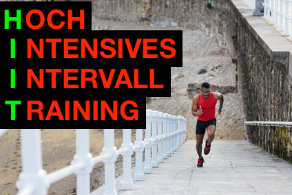 Bauchmuskeltraining jeden Tag: Foto von einem Mann bei Treppensprints für ein HIIT Workout / hochintensives Intervalltraining.