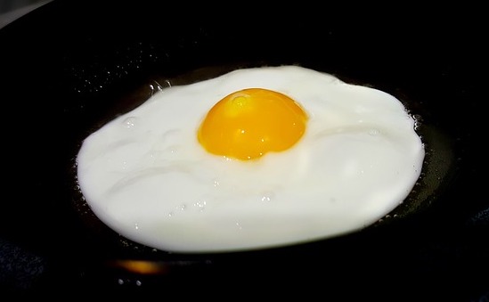 Proteinreiches Frühstück: Foto von einem Spiegelei.