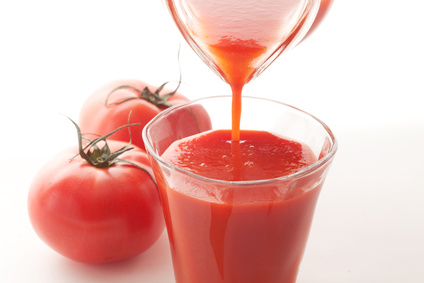 Kohlenhydratarme Nahrungsmittel: Foto von dem eiweißreichen Nahrungsmittel Tomatensaft.