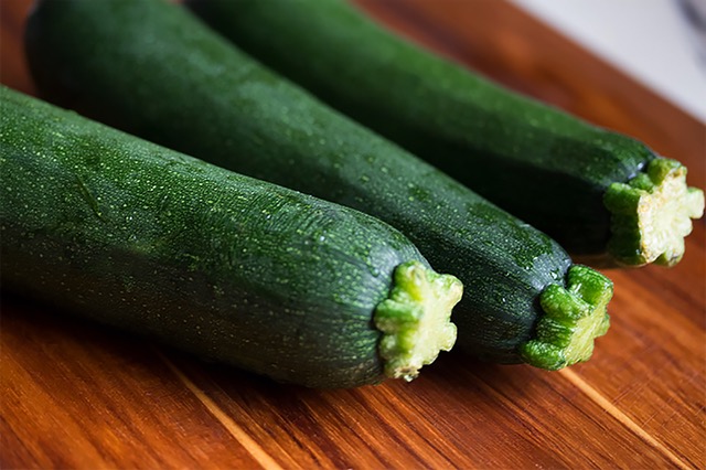 Kohlenhydratarme Nahrungsmittel: Foto von dem eiweißreichen Nahrungsmittel Zucchini.