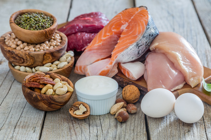 Mittagessen ohne Kohlenhydrate: Foto von eiweißhaltigen Lebensmitteln und gute Fette.