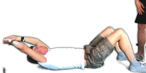 Functional Training Übungen PDF: Foto von der Übung Situps mit gestreckten Armen.