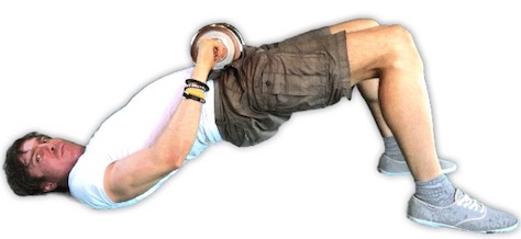 Hantelübungen Rücken: Foto von der Rückenübung Kurzhantel Beckenheben.