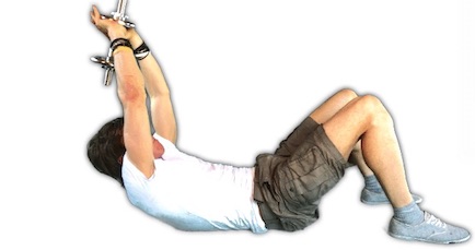 Definierte Muskeln: Foto von der Übung Crunches mit Kurzhantel.