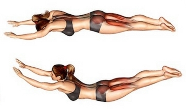 Muskelaufbau ohne Geräte möglich? Foto von der Übung Liegendes Rückenstrecken.