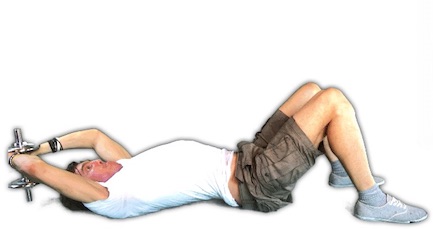 Definierter Körper Mann: Foto von der Übung Crunches mit Gewicht.