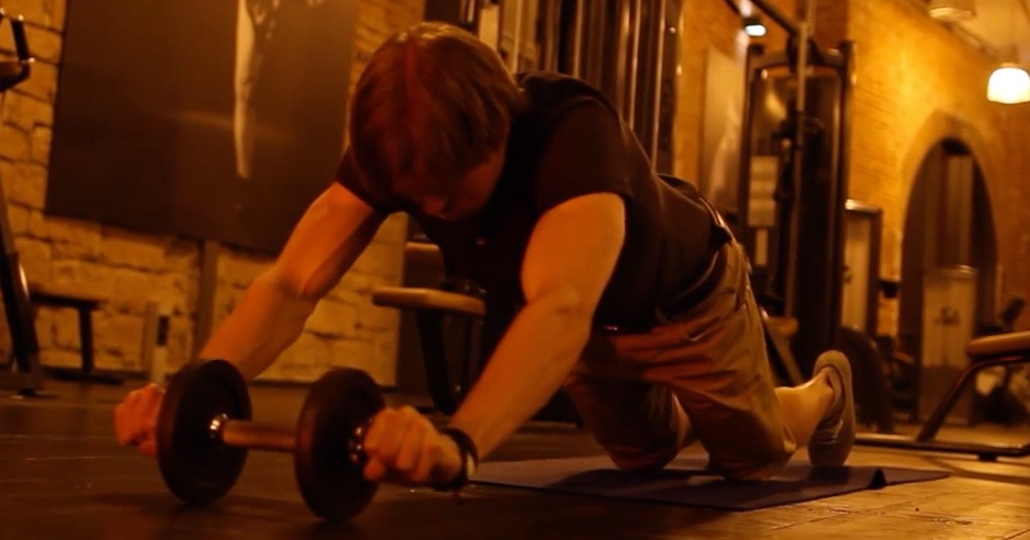 Kurzhantel Übungen Waschbrettbauch: Bild von der Übung Ausrollen mit Kurzhantel von vorne.