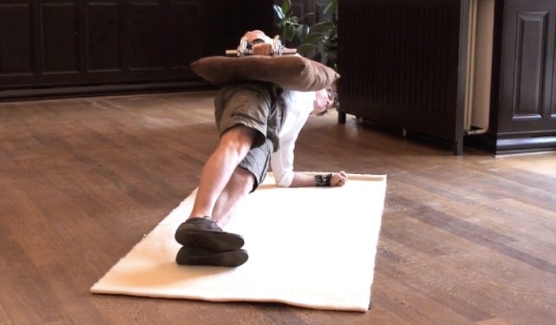 Kurzhantel Übungen Waschbrettbauch: GIF von der Übung Unterarmstütz mit Kurzhantel seitlich.